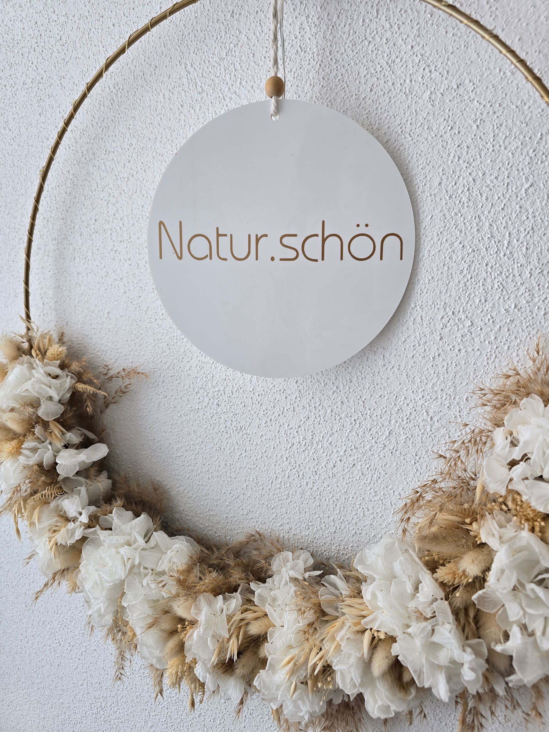 Natur.schön Schild in einem Kranz aus getrockneten Blüten